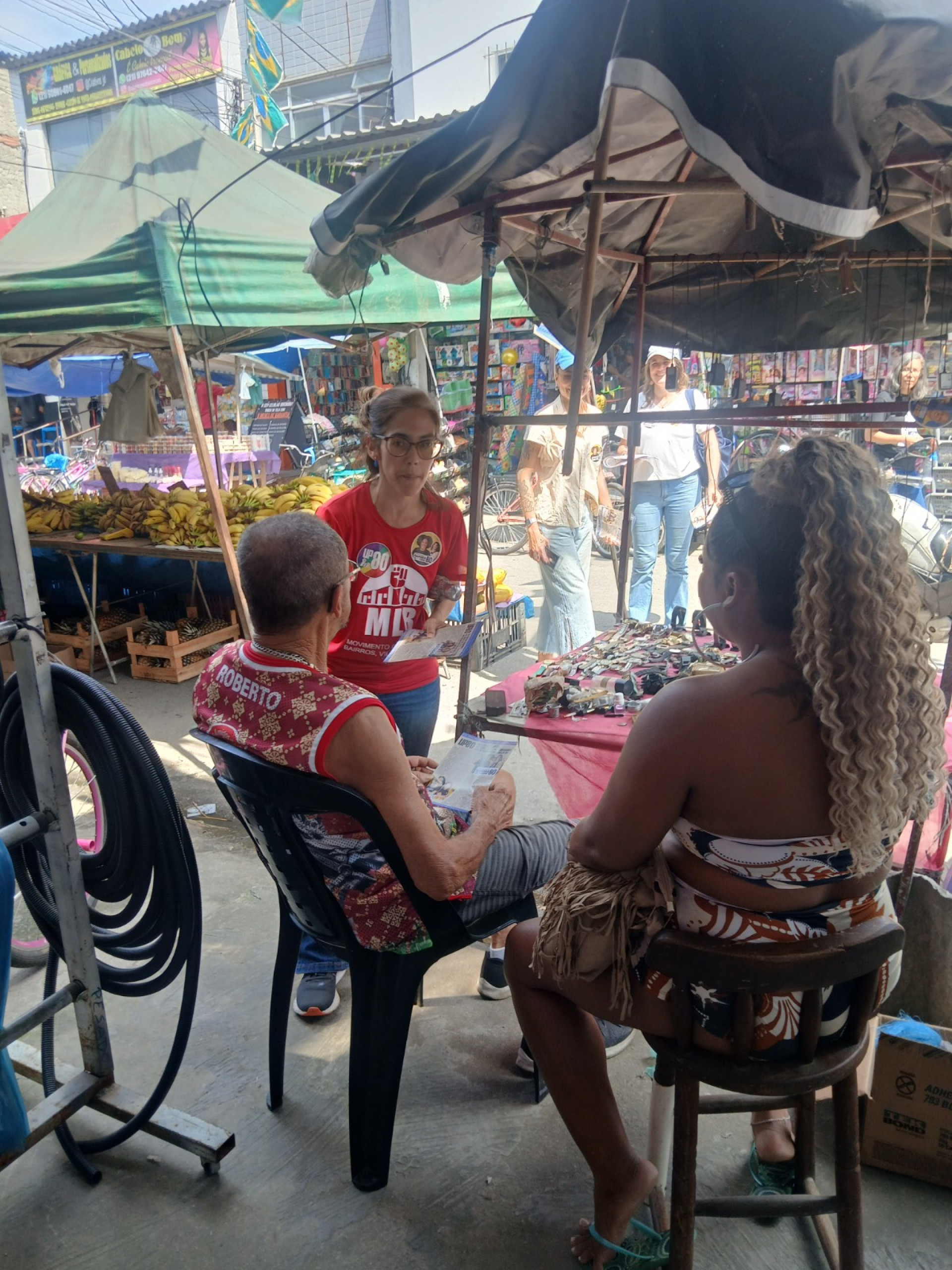 Juliete Pantoja conversou com eleitores no bairro Nova Campinas, em Duque de Caxias - Divulgação