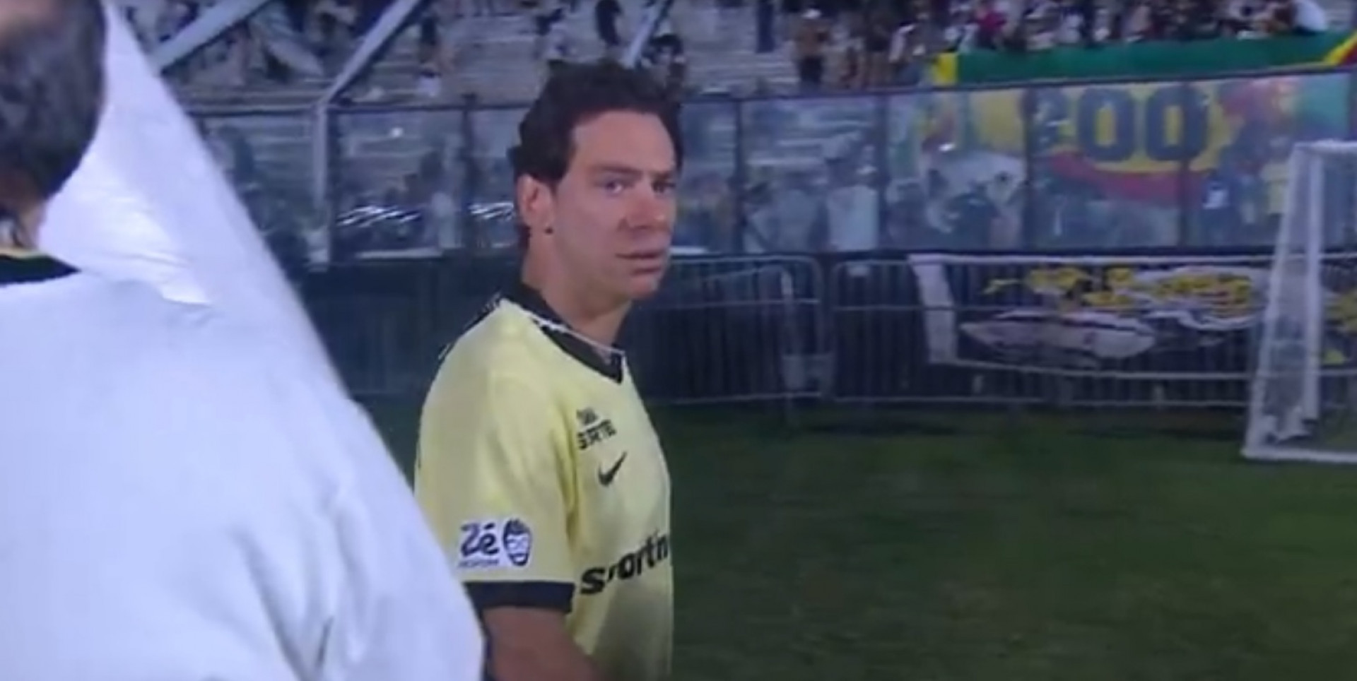 Marcos Lamacchia no gramado antes do confronto contra o Cruzeiro, em S&atilde;o Janu&aacute;rio