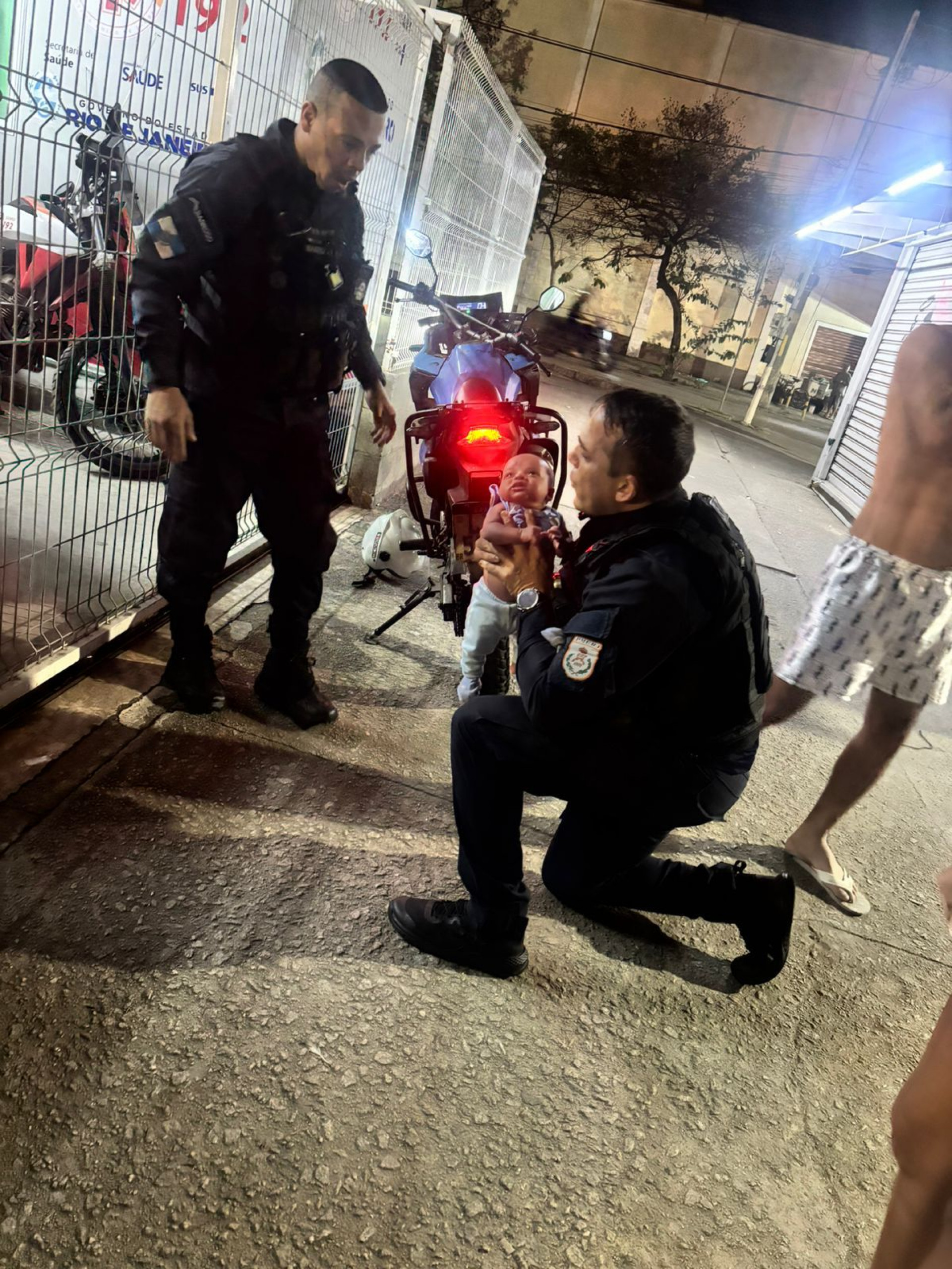 Bebê de 28 dias estava engasgado e foi salvo por agentes do 18ºBPM