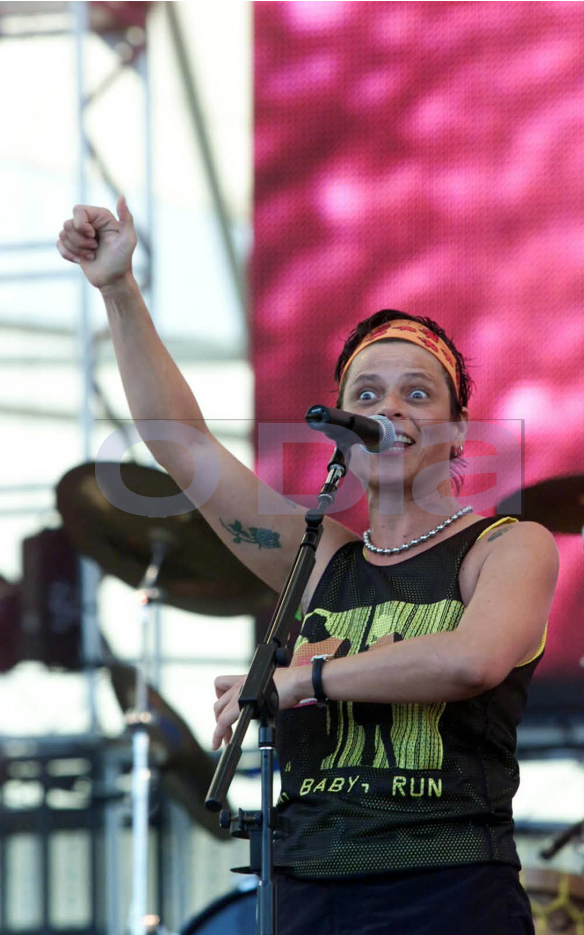 A cantora surpreendeu ao levantar a blusa no fim do show. Antiga Cidade do Rock 2001