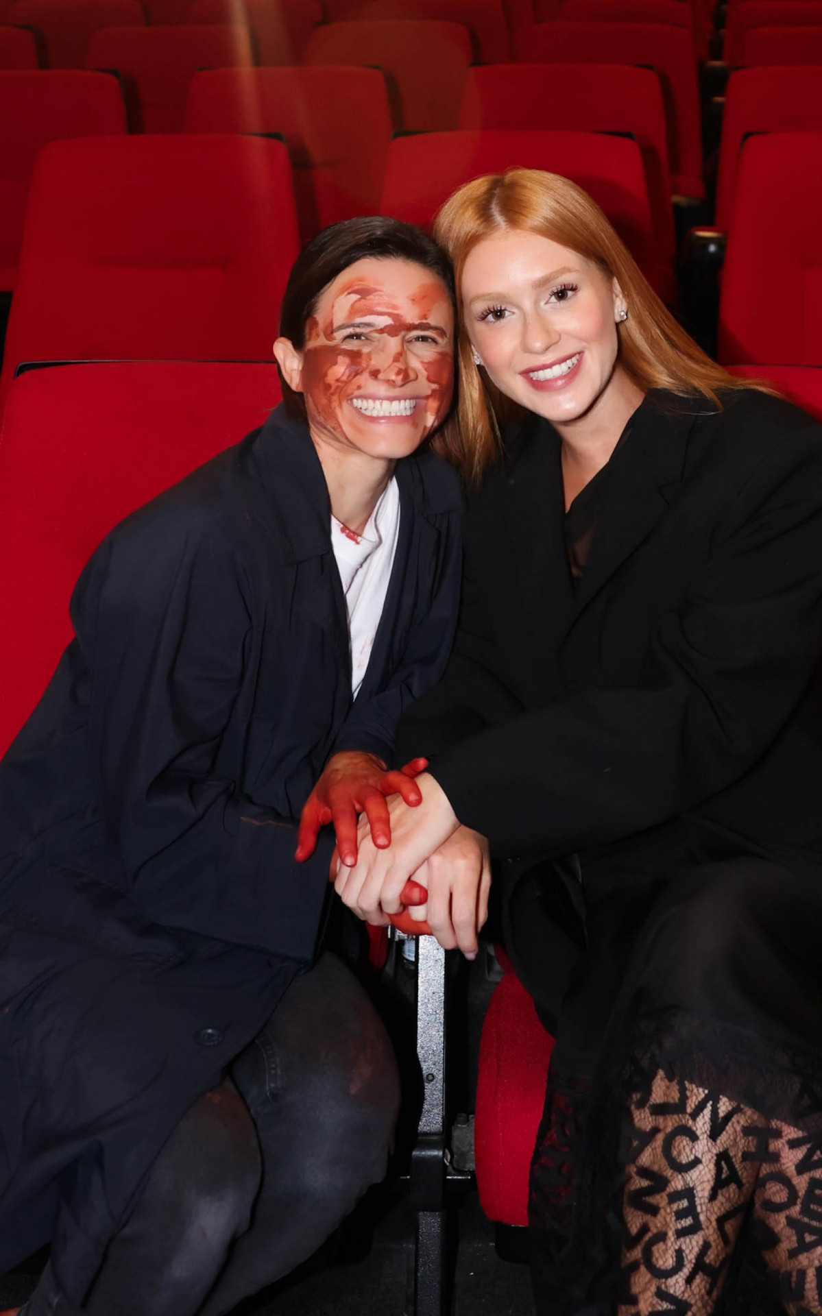Bianca Comparato posa ao lado de Marina Ruy Barbosa 