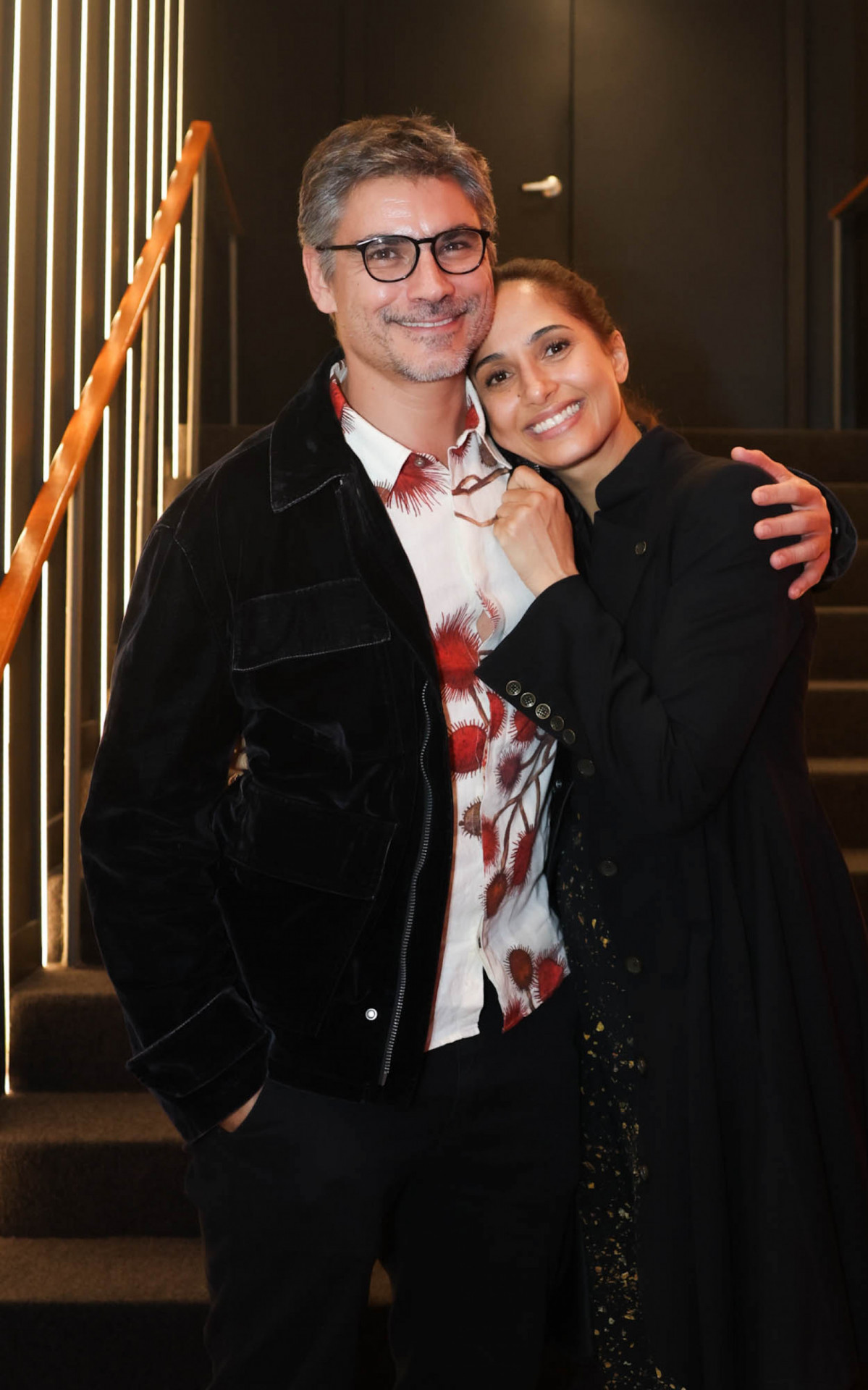 Camila Pitanga curte noite de teatro com o noivo, Patrick Pessoa