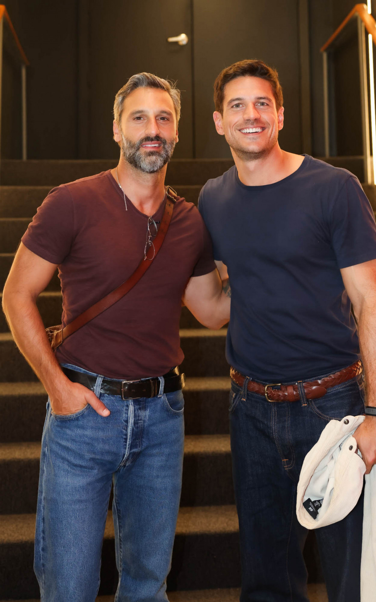 Marcos Pigossi posa ao lado do marido, o cineasta italiano Marco Calvani