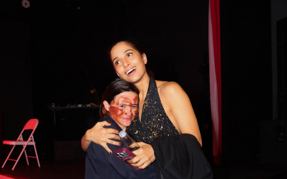 Bianca Comparato recebe o carinho de Camila Pitanga