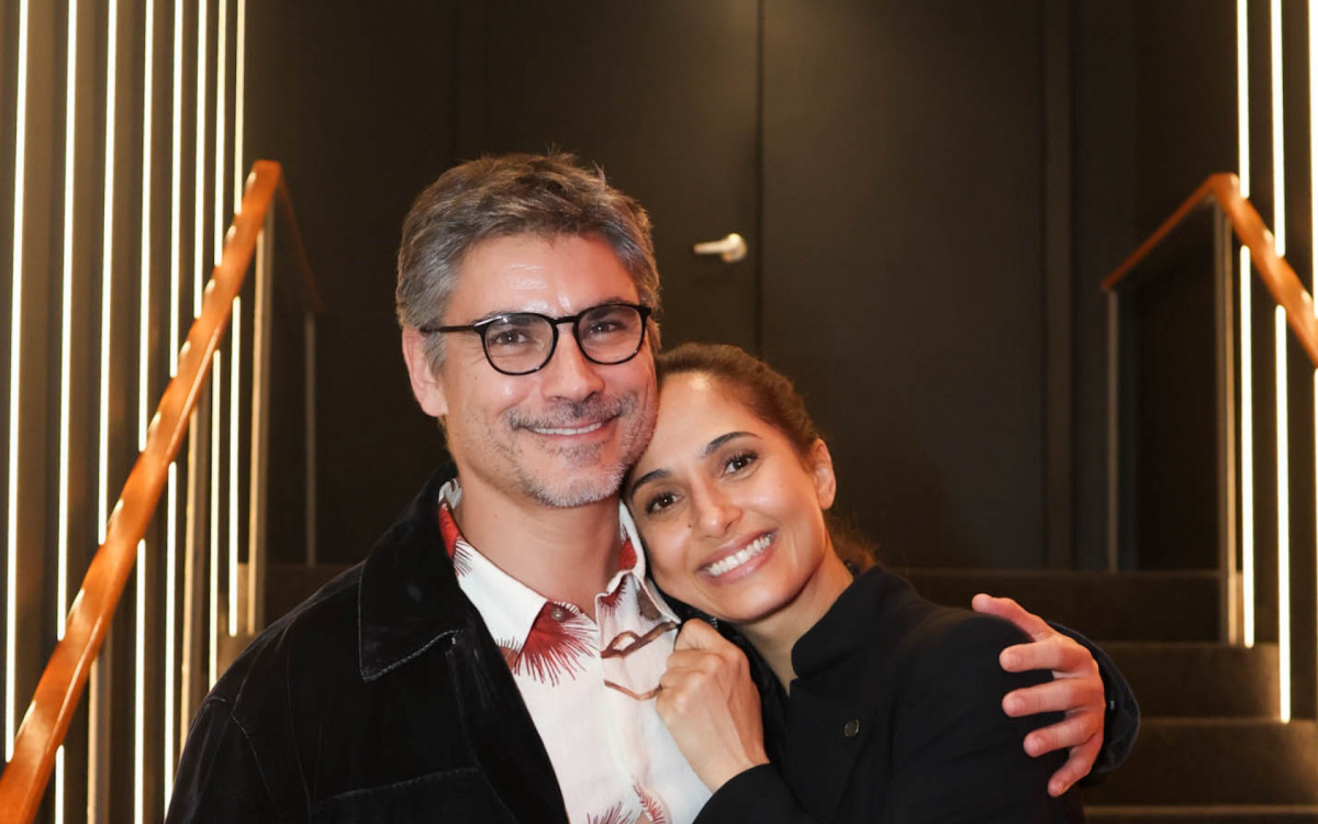 Camila Pitanga curte noite de teatro com o noivo, Patrick Pessoa