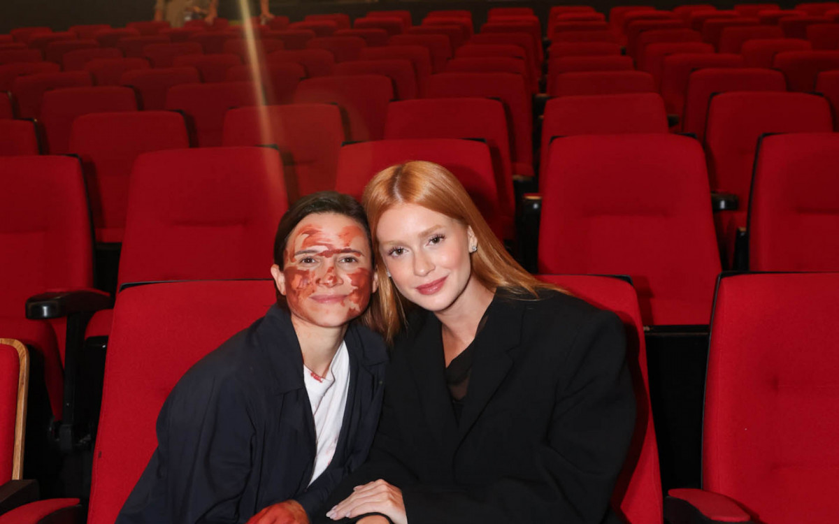 Bianca Comparato posa ao lado de Marina Ruy Barbosa 
