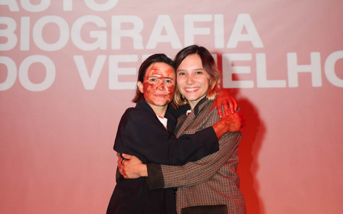 Lorena Comparato prestigia espet&aacute;culo estrelado pela irm&atilde;, Bianca