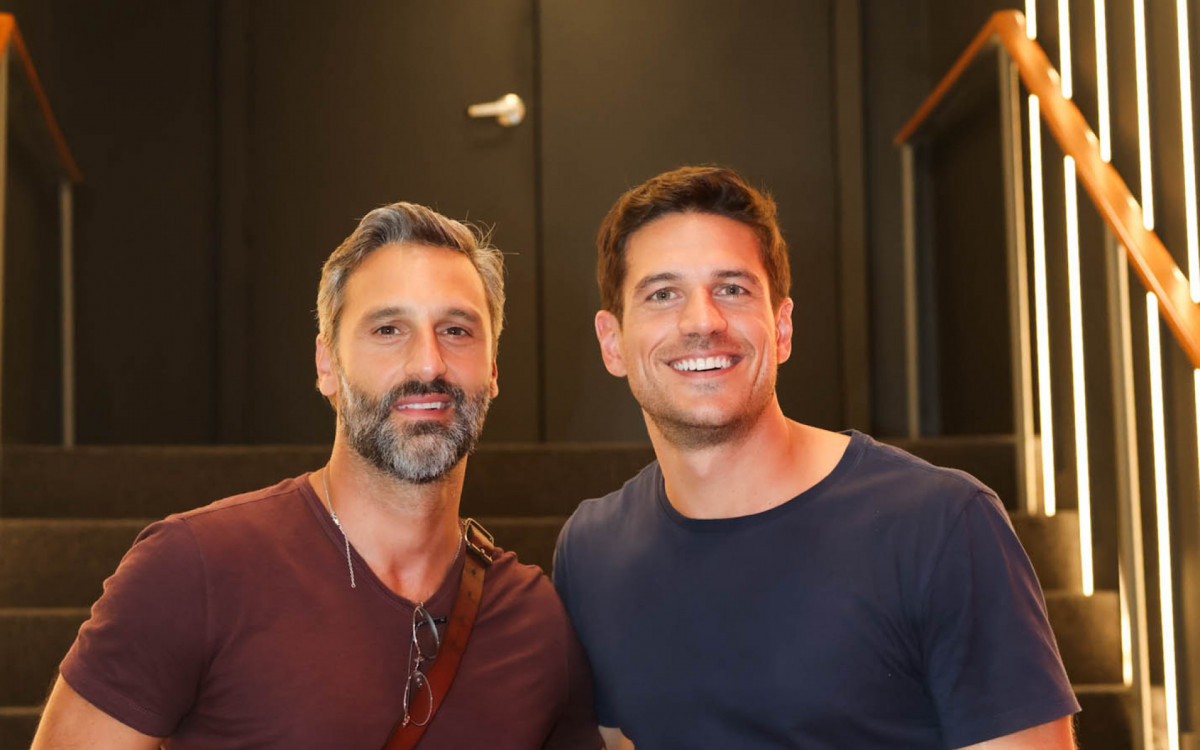 Marcos Pigossi posa ao lado do marido, o cineasta italiano Marco Calvani