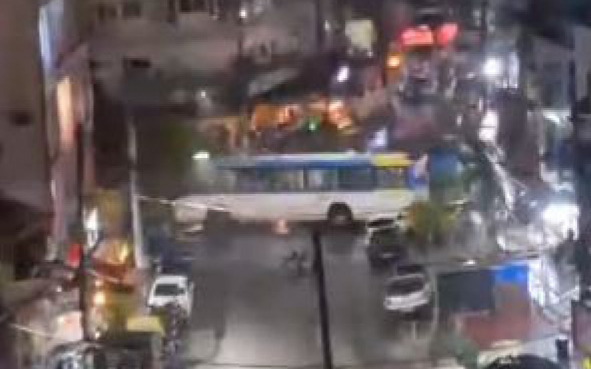 &Ocirc;nibus foram usados como barricadas em diversos pontos da regi&atilde;o