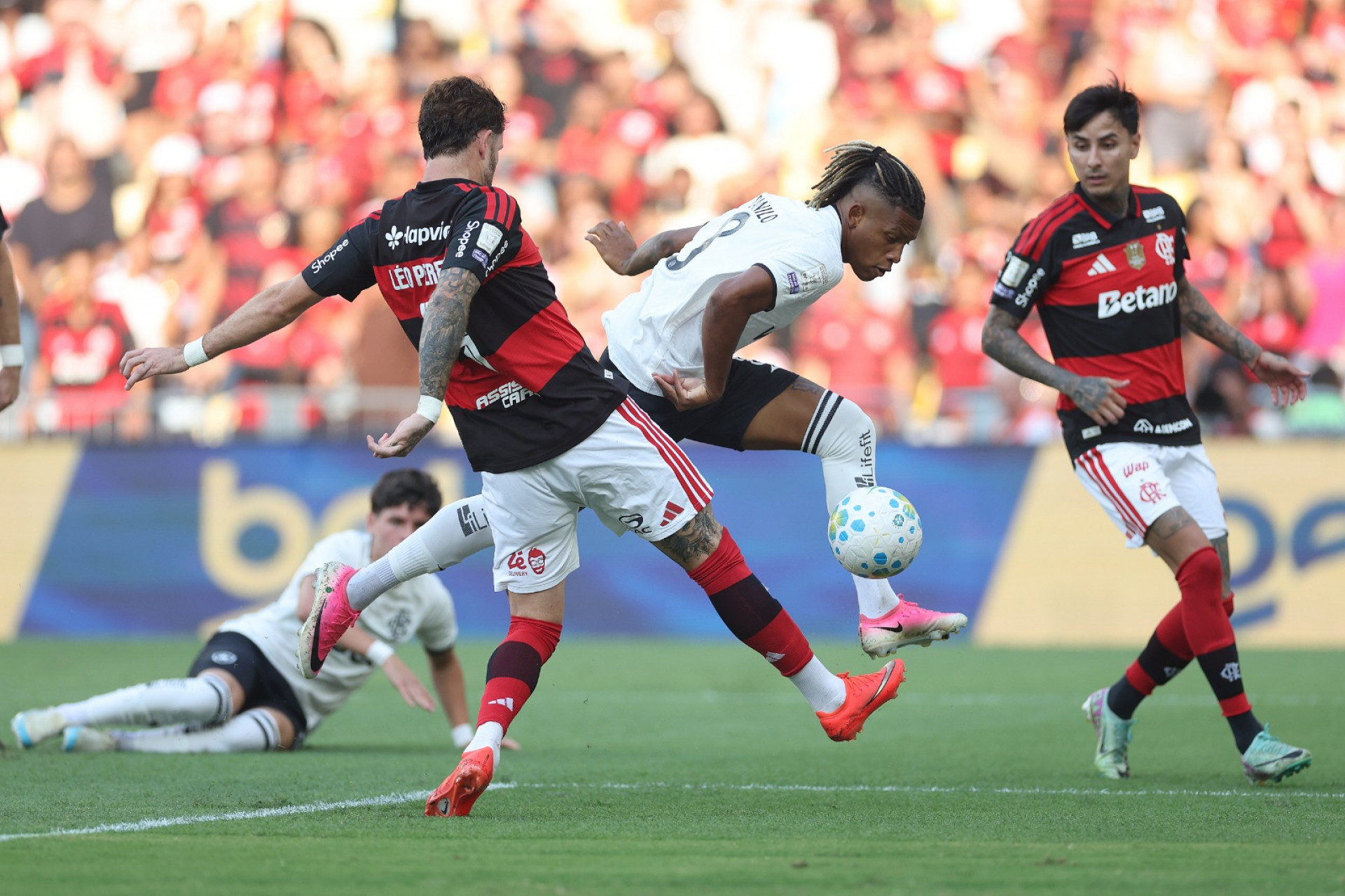 Disputa de bola na área do Flamengo - Vítor Silva / Botafogo