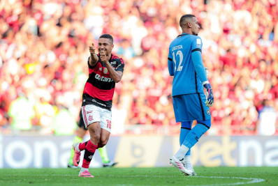 Com dois gols de Samuel Lino, Flamengo vence Botafogo no Brasileirão