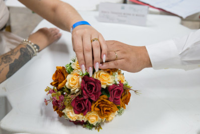 Casamento comunitário reúne multidão na Catedral Metropolitana