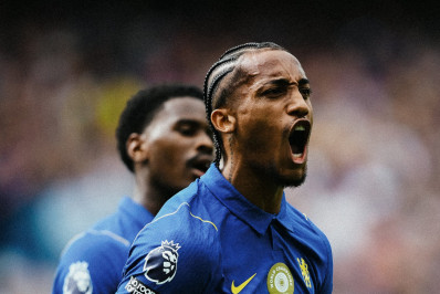 Ancelotti observa, Joao Pedro marca e Chelsea vence no Inglês