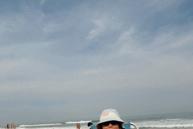 Flávia Alessandra renova bronzeado em dia de praia no Rio