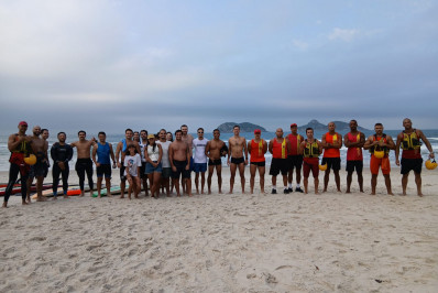 Corpo de Bombeiros resgata 20 pessoas à deriva no mar da Barra