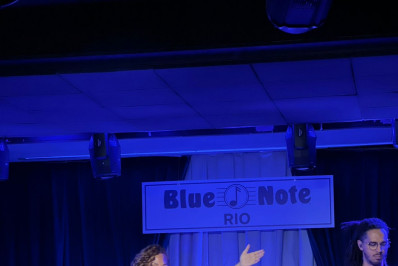 Evelyn Castro transforma o Blue Note Rio em baile