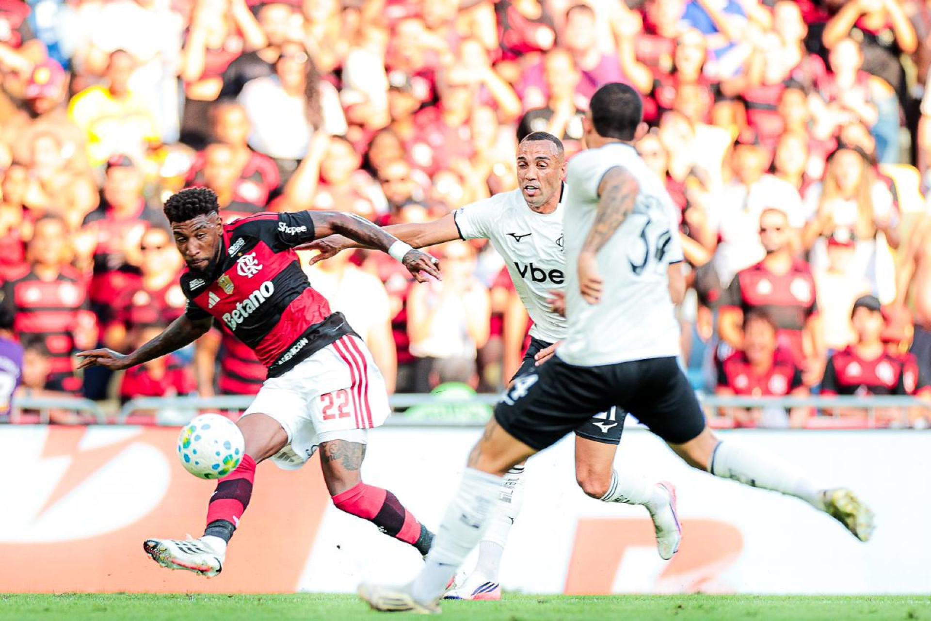 Emerson Royal cruzando bola mesmo marcado - Gilvan de Souza / Flamengo