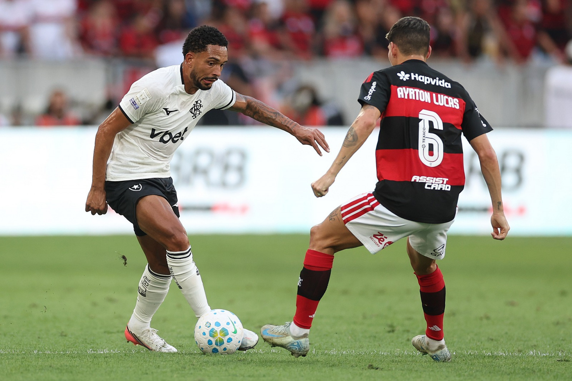 Vitinho é marcado por Ayrton Lucas - Vítor Silva / Botafogo