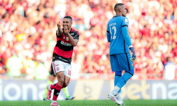 Com dois gols de Samuel Lino, Flamengo vence Botafogo no Brasileirão