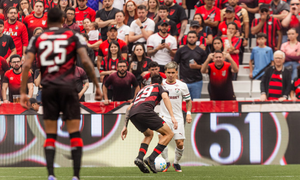 Em jogo movimentado, Fluminense leva empate do Athletico-PR no fim