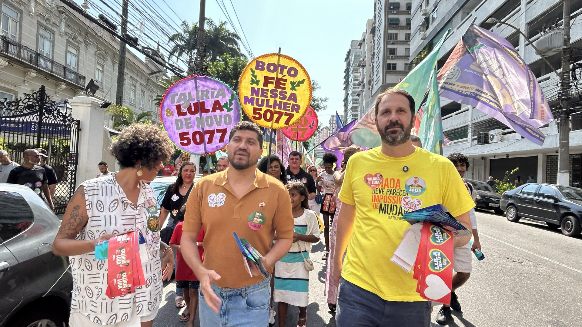 William Siri (Psol) caminhou com Talíria Petrone e Flávio Serafini por Niterói - Divulgação
