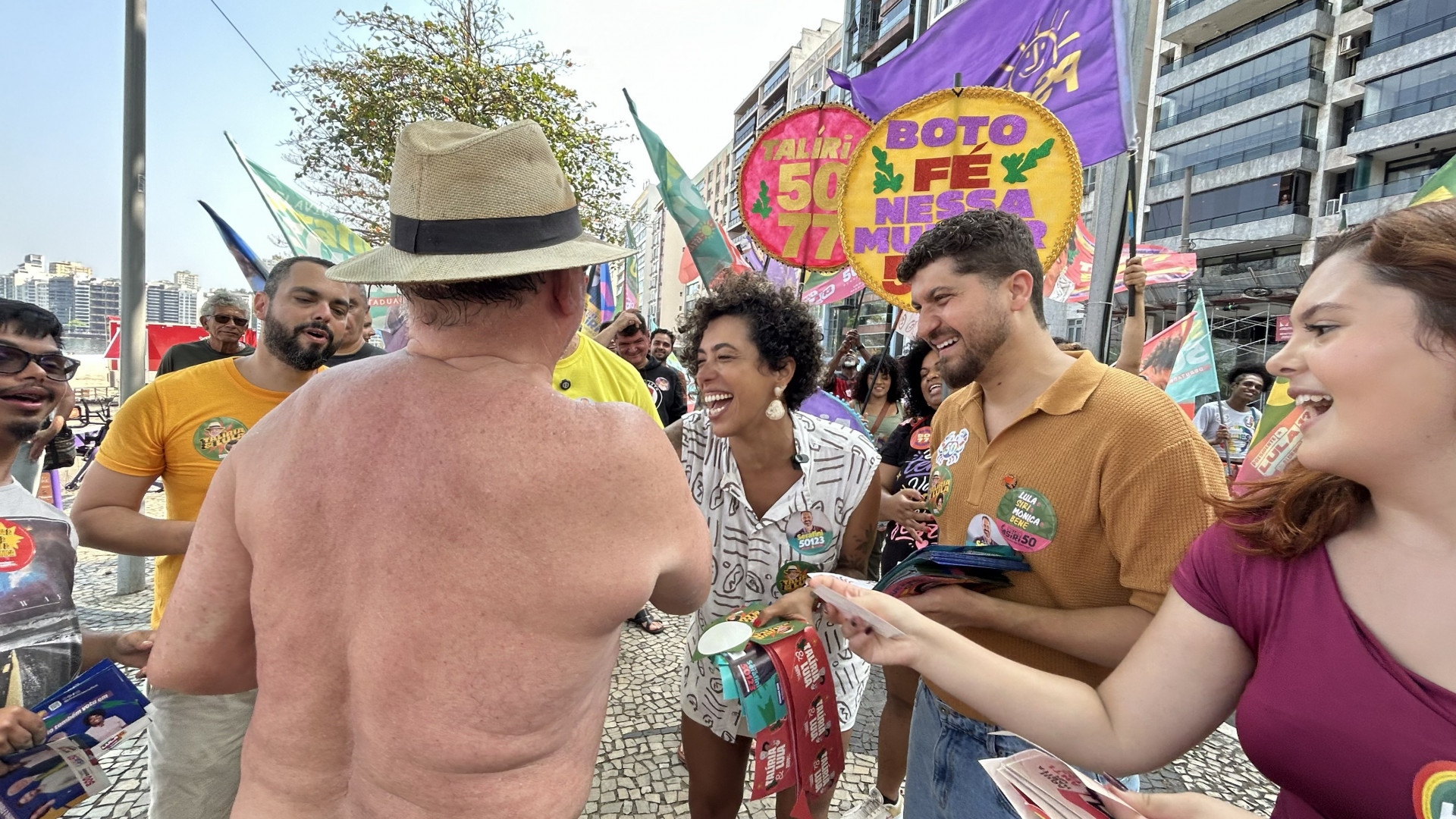 William Siri (Psol) caminhou com Talíria Petrone e Flávio Serafini por Niterói - Divulgação