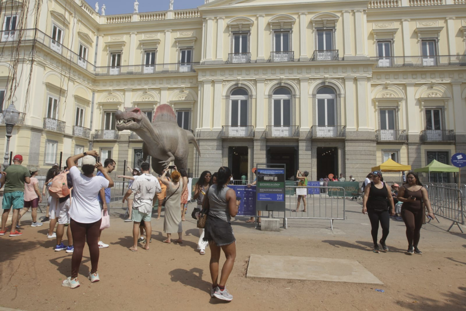 R&eacute;plica de dinossauro chamou aten&ccedil;&atilde;o do p&uacute;blico no Museu Nacional - Reginaldo Pimenta / Ag&ecirc;ncia O Dia