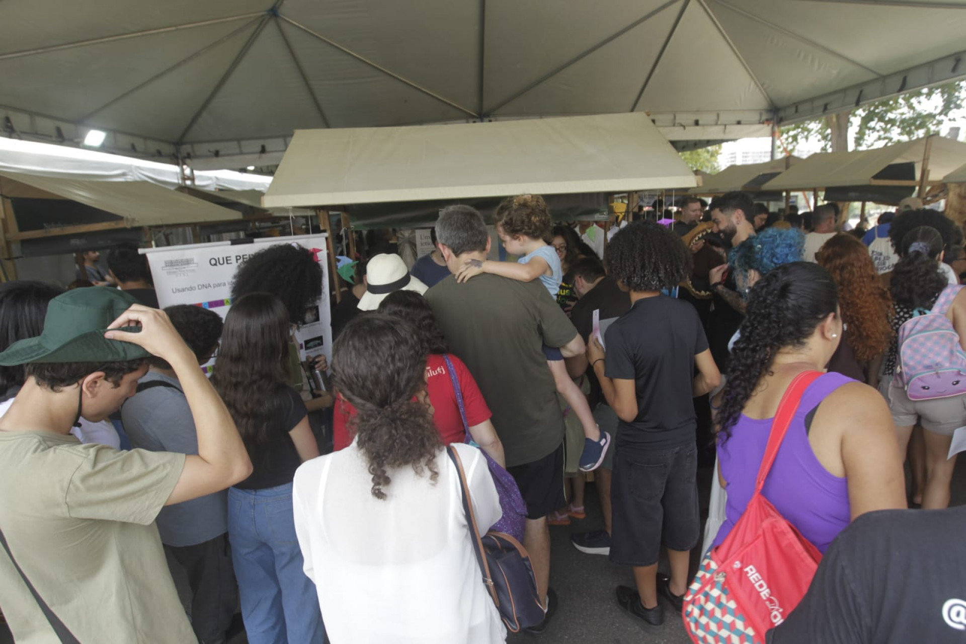 Público pôde interagir com objetos de pesquisa durante festival do Museu Nacional - Reginaldo Pimenta / Agência O Dia