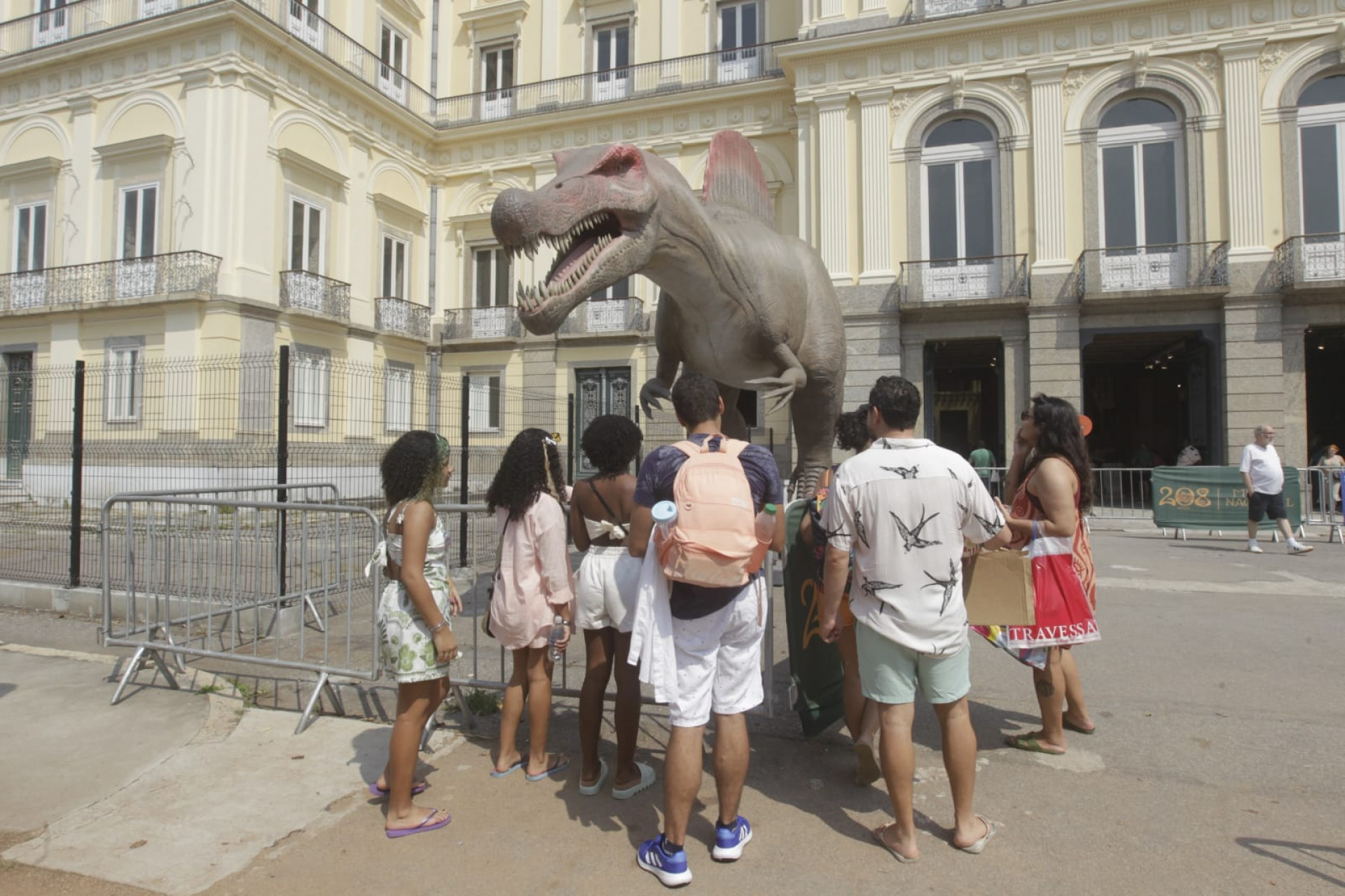 R&eacute;plica de dinossauro chamou aten&ccedil;&atilde;o do p&uacute;blico no Museu Nacional - Reginaldo Pimenta / Ag&ecirc;ncia O Dia