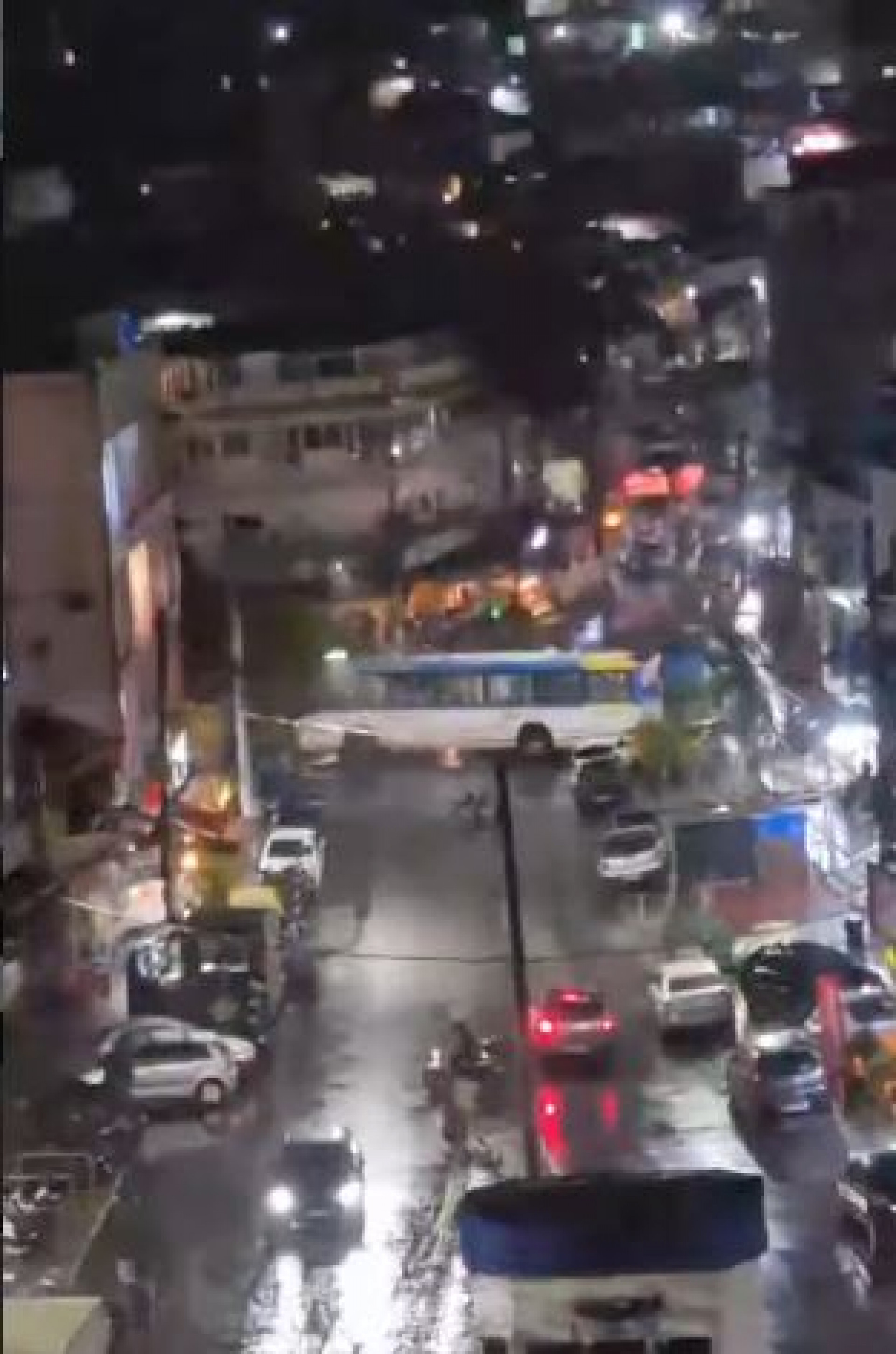 Ônibus foram usados como barricadas em diversos pontos da região
