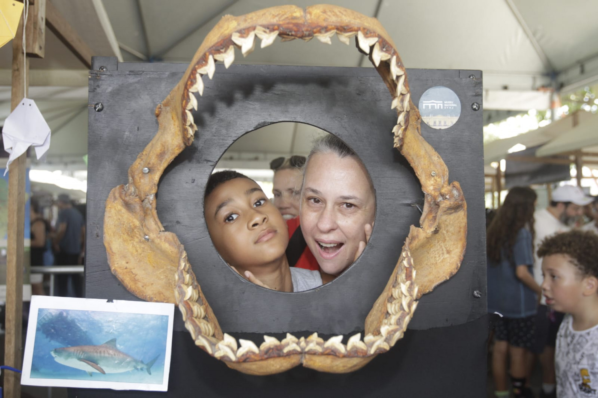 Maíra Ferreira levou o filho Emanuel para a exposição - Reginaldo Pimenta / Agência O Dia