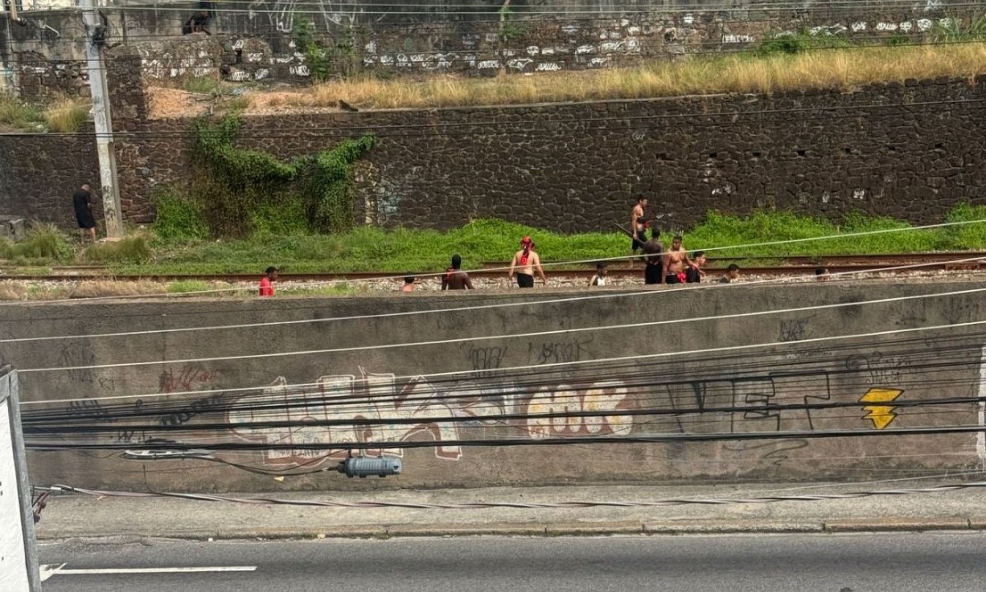 Torcedores andaram pela linha férrea durante confusão na Zona Norte - Reprodução / Redes Sociais
