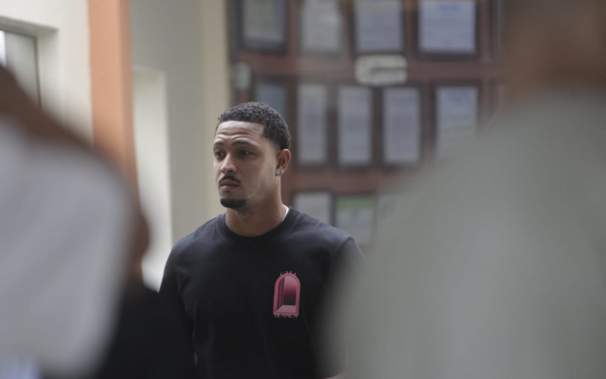 David, jogador do Vasco, deixou a 14&ordf; DP (Leblon) acompanhado de seu advogado