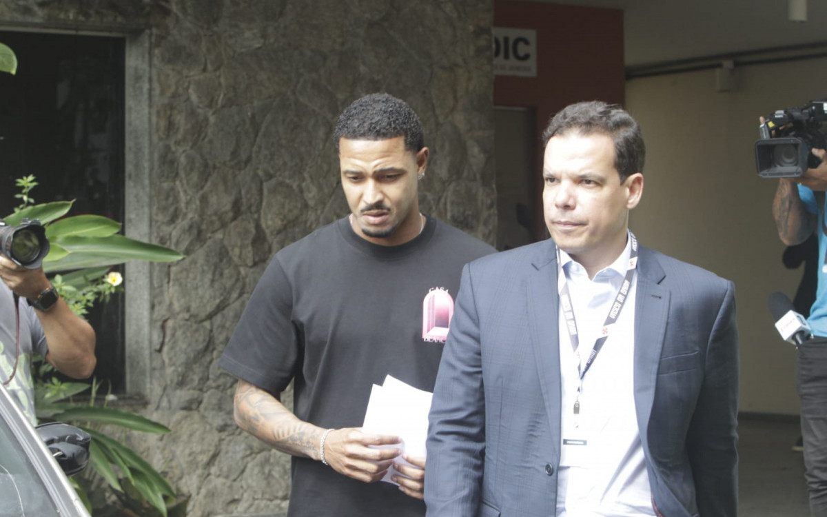 David deixou a 14ª DP (Leblon) acompanhado de advogado após prestar depoimento