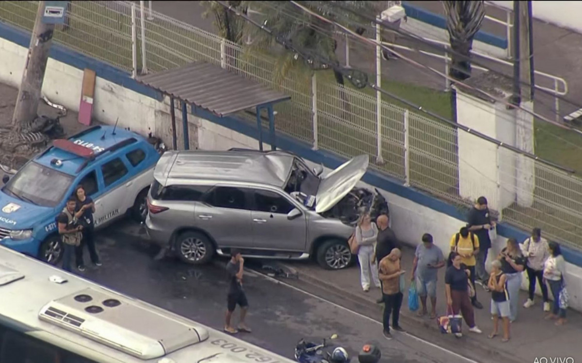 Criminosos fugiram ap&oacute;s colidirem com carro na Avenida Br&aacute;s de Pina