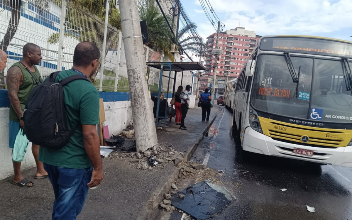 Carro colidiu em um poste ao lado de um ponto de &ocirc;nibus