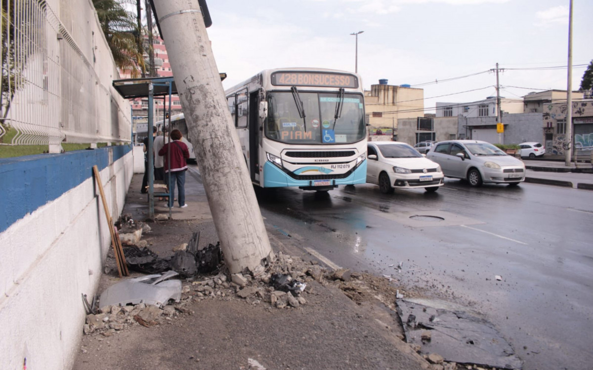 Carro atinge poste ao lado de um ponto de &ocirc;nibus na Avenida Br&aacute;s de Pina