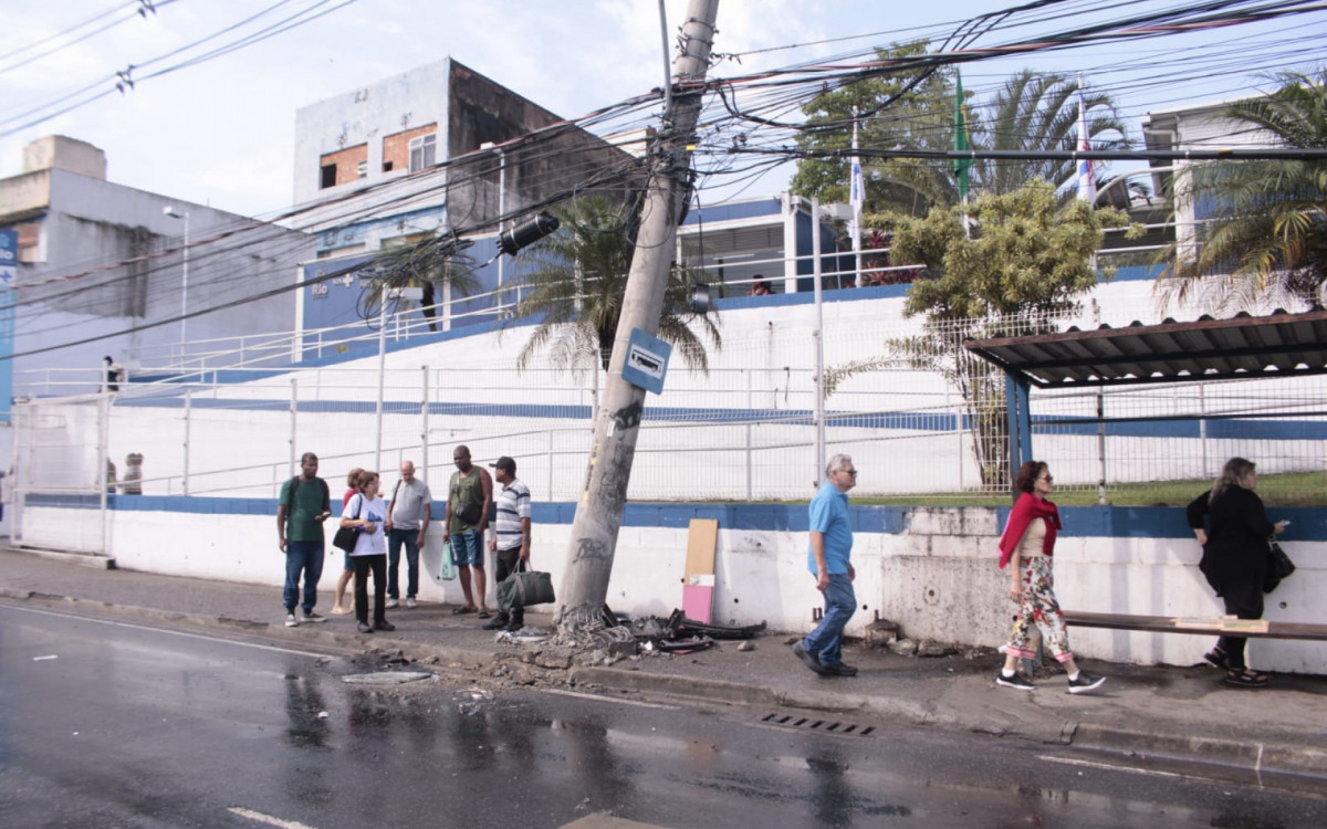 Carro atinge poste ao lado de um ponto de &ocirc;nibus na Avenida Br&aacute;s de Pina