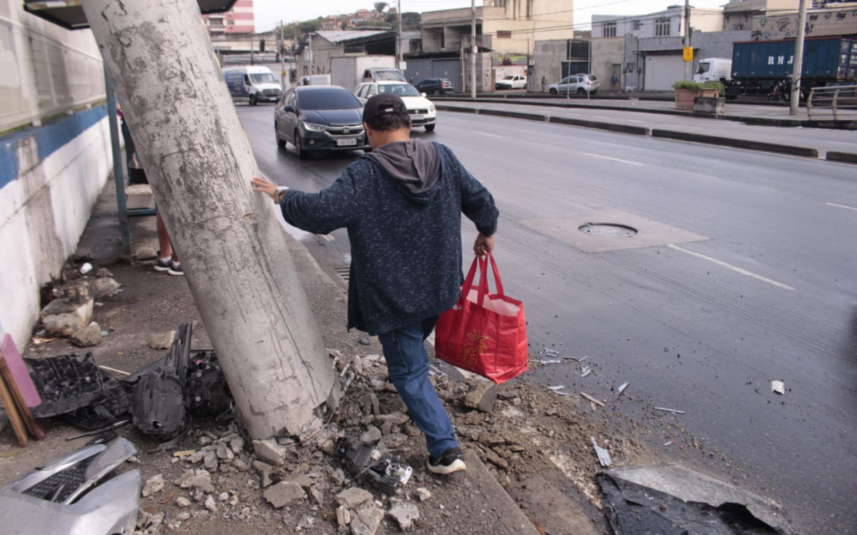Carro atinge poste ao lado de um ponto de &ocirc;nibus na Avenida Br&aacute;s de Pina