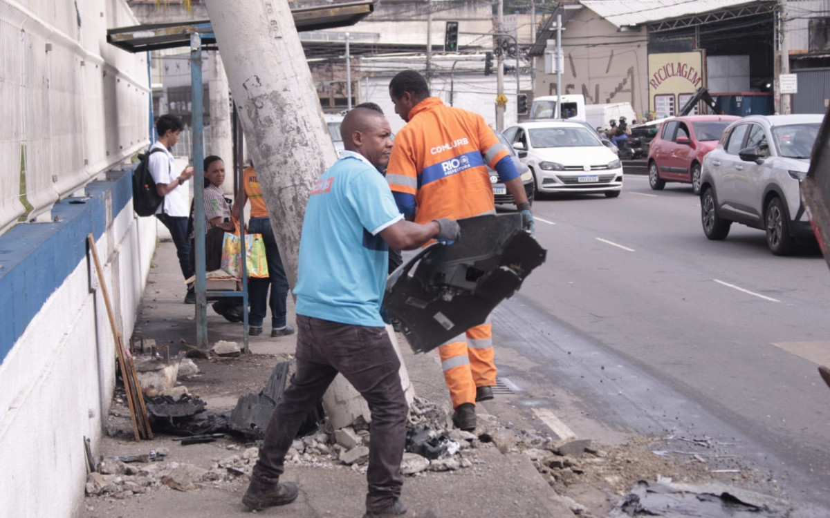 Equipes da Comlurb realizam limpeza da via ap&oacute;s ve&iacute;culo de bandidos colidir em poste
