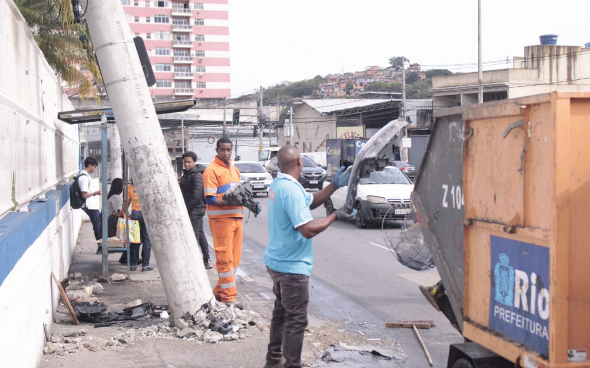 Equipes da Comlurb realizam limpeza da via ap&oacute;s ve&iacute;culo de bandidos colidir em poste