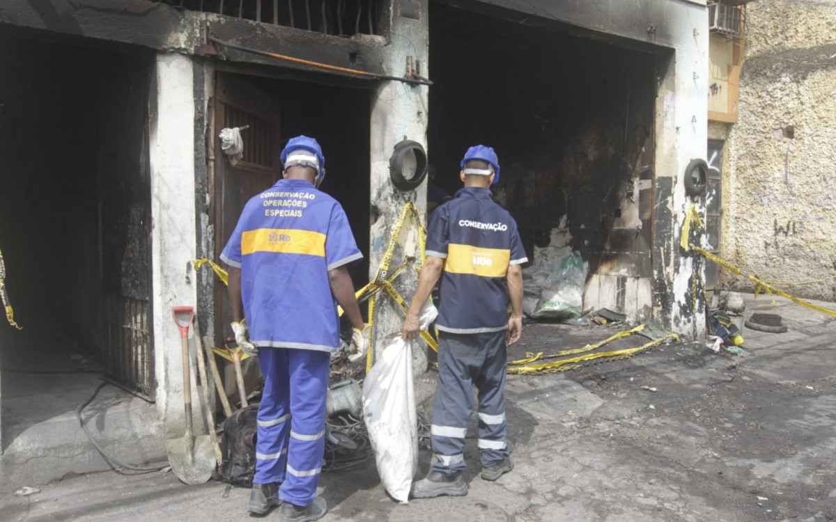 Equipes removem entulhos de imóvel que pegou fogo