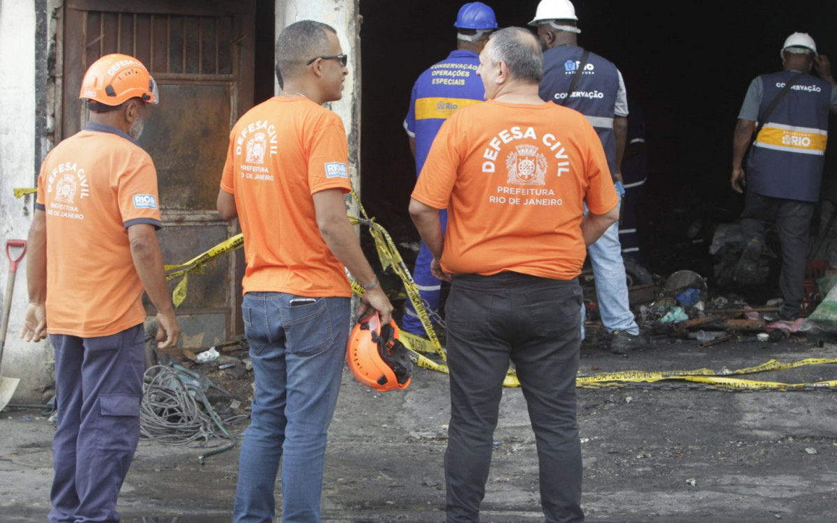 Defesa Civil no imóvel que pegou fogo em São Cristóvão, Zona Norte