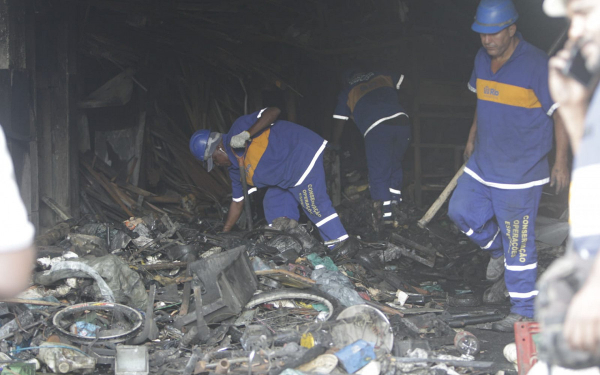 Equipes realiza a limpeza do imóvel que pegou fogo em São Cristóvão