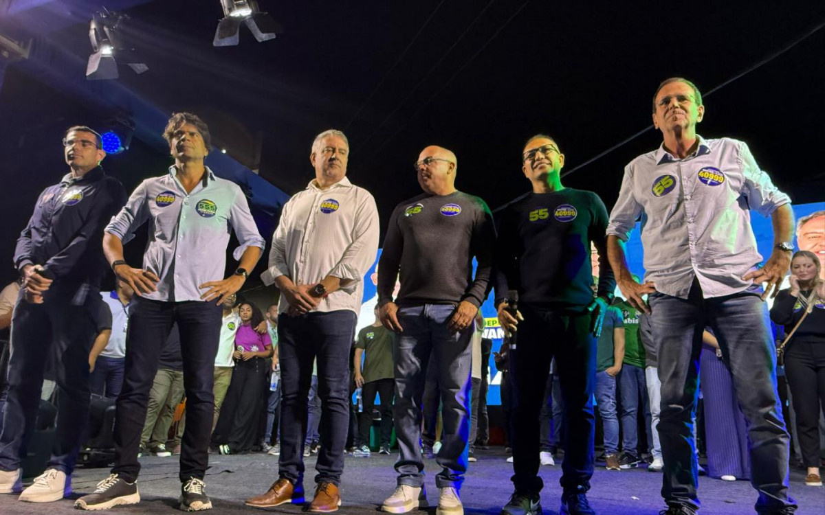 Palanque de Vantoil Martins com Eduardo Paes, Pedro Paulo, prefeitos, vereadores e lideranças políticas