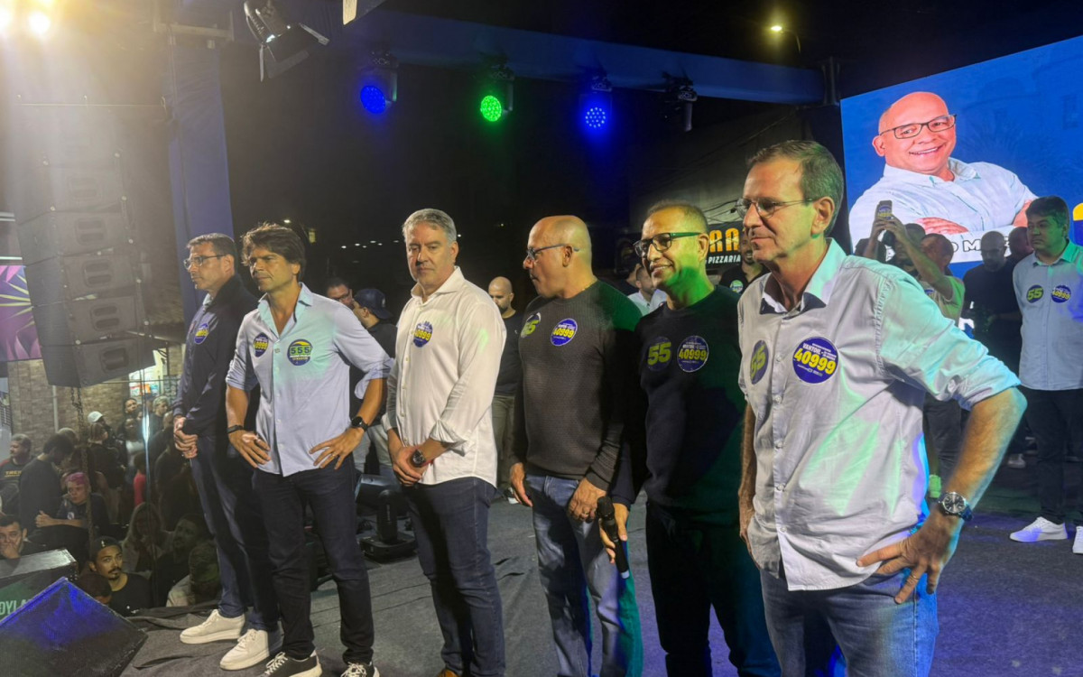 Palanque de Vantoil Martins com Eduardo Paes, Pedro Paulo, prefeitos, vereadores e lideranças políticas