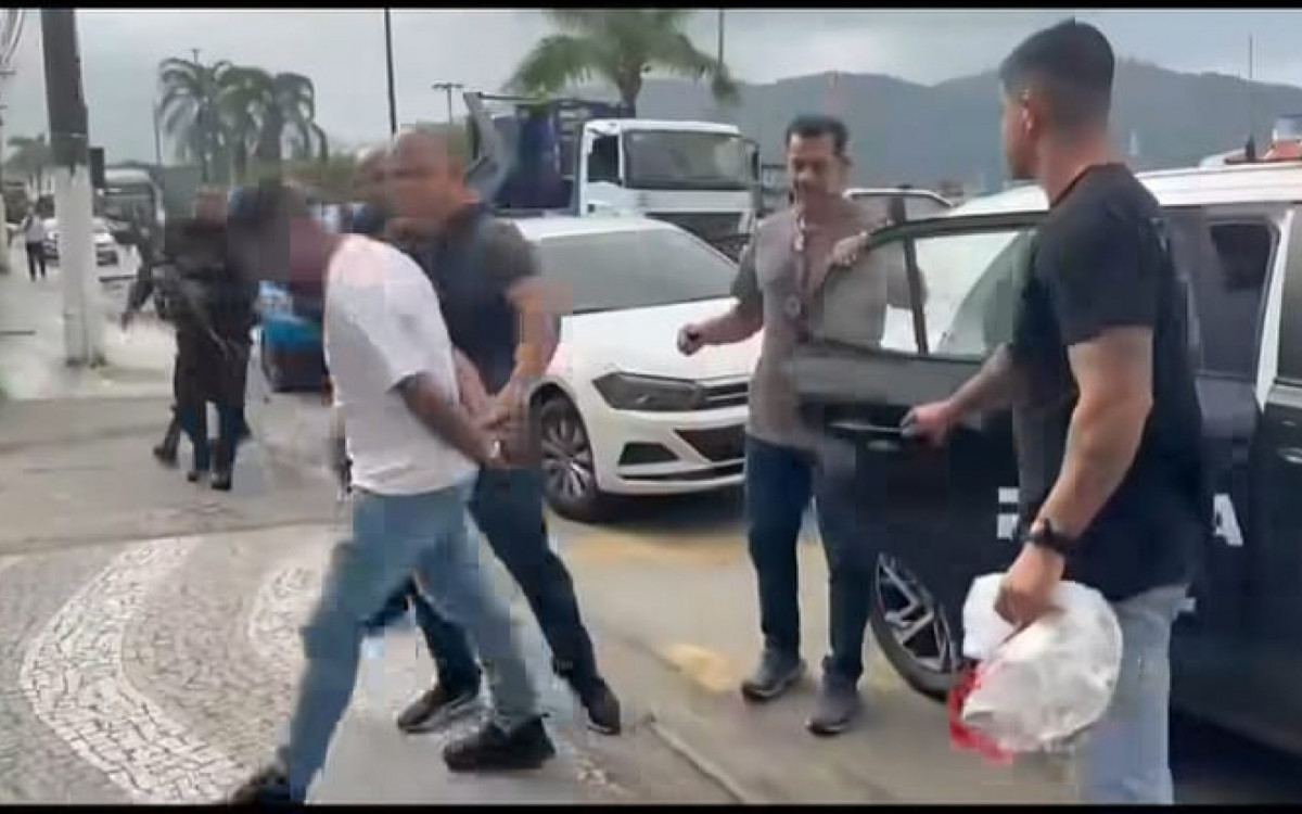 Suspeito, sendo conduzido à 166ª DP
