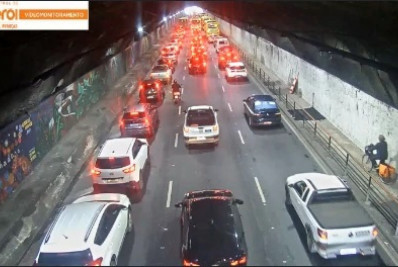 Acidente com dois carros deixa trânsito lento na Zona Sul