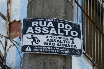 Placa alerta para onda de assaltos na Rua Carvalho de Araújo