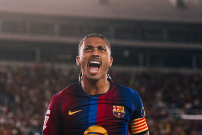 Barcelona leva susto, mas goleia Rayo Vallecano com gols de Raphinha